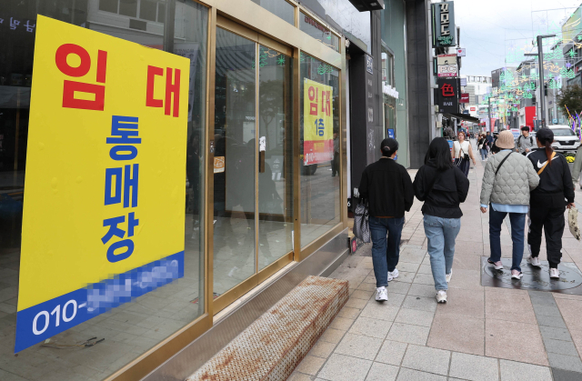 13일 부산 중구 광복로 상가에 임대 안내문이 붙어 있다. 정종회 기자 jjh@