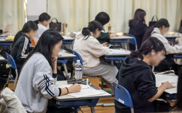 2025학년도 대학수학능력시험이 치러진 14일 부산 동래구 사직고등학교에서 수험생들이 시험 준비를 하고 있다. 정대현 기자 jhyun@