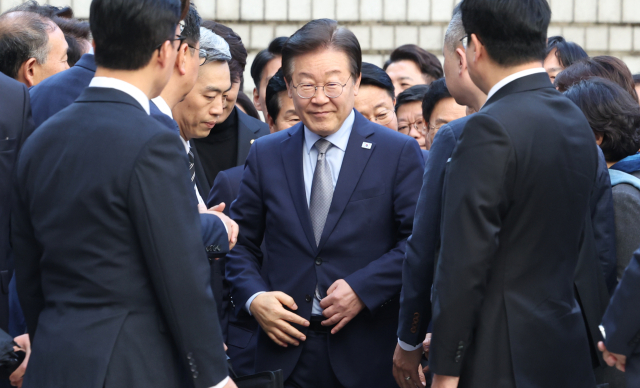 공직선거법상 허위사실 공표 혐의를 받는 더불어민주당 이재명 대표가 15일 오후 서울 서초구 서울중앙지법에서 열린 1심 선고공판에 출석하고 있다. 연합뉴스