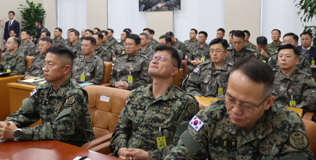 10일 오후 국회 국방위원회 전체회의에서 이상현 1공수여단장(오른쪽), 김정근 3공수여단장(가운데)을 비롯한 군 장성들이 계엄 당시 군에 대한 질타가 이어지자 침통한 표정을 짓고 있다. 연합뉴스