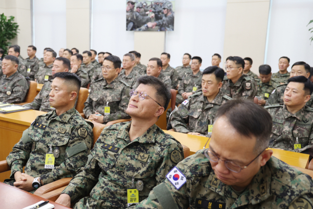 10일 오후 국회 국방위원회 전체회의에서 이상현(앞줄 오른쪽) 1공수여단장을 비롯한 군 장성들이 계엄 당시 군의 대처에 대한 질타가 이어지자 침통한 표정을 짓고 있다. ▶관련 기사 6면 연합뉴스