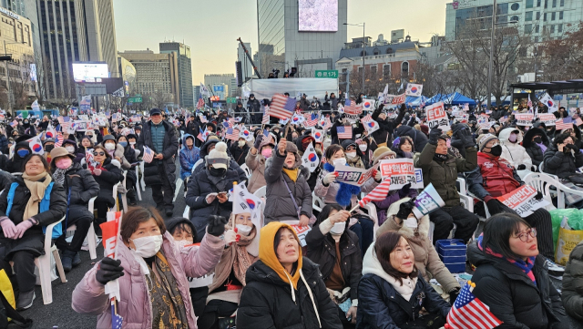 14일 오후 5시께 서울 광화문 광장에서 윤석열 대통령의 탄핵안 가결이 발표되자 참석자들이 탄식하고 있다. 김현우 기자 khw82@