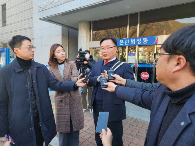 공직선거법 위반 혐의로 재판에 넘겨진 홍남표 창원시장이 취재진에게 입장을 밝히고 있다. 강대한 기자