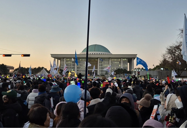 지난 14일 윤석열 대통령 탄핵소추안이 가결된 직후 여의도 국회 앞 거리. 이우영 기자