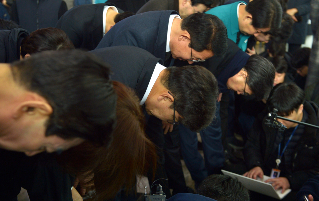 국민의힘 권성동 당대표 권한대행 및 원내대표가 30일 오전 무안국제공항에서 제주항공 여객기 사고 탑승객 가족들에게 고개 숙여 인사하고 있다. 연합뉴스