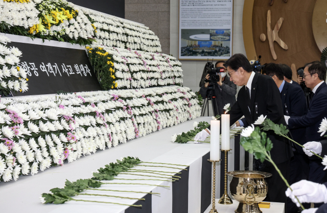 30일 부산시청에 마련된 제주항공 여객기 사고 희생자 합동분향소에서 박형준 부산시장과 시 간부들이 헌화 분향하고 있다. 김종진 기자 kjj1761@