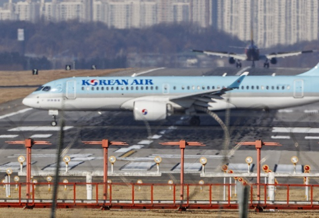 2일 김포국제공항 활주로 남단 끝에 항공기의 착륙을 돕는 방위각 시설(로컬라이저)이 지면에 설치돼 있다. 이곳은 콘크리트 둔덕이 없다. 연합뉴스