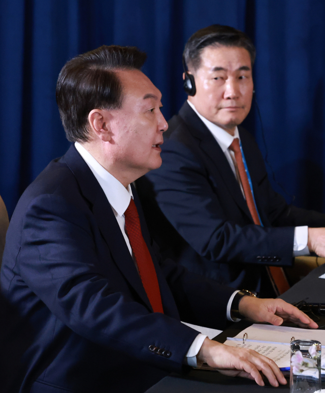 윤석열 전 대통령(왼쪽)과 신원식 전 국가안보실장. 연합뉴스