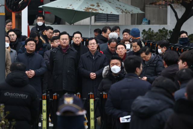 윤석열 대통령의 체포영장 유효기간 만료일인 6일 오전 서울 용산구 한남동 대통령 관저 앞에 국민의힘 유상범, 이만희, 김석기, 박대출, 이용, 김기현 등 의원들이 대기하고 있다. 연합뉴스