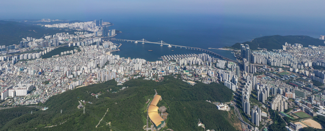 황령산에서 바라본 부산 시내. 해운대구, 수영구 남구 일대 전경. 부산일보DB