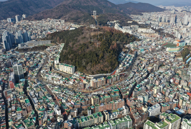 부산 서구에서 중구를 거처 동구까지 이어지는 망양로 산복도로 일대의 원도심 모습. 부산일보DB