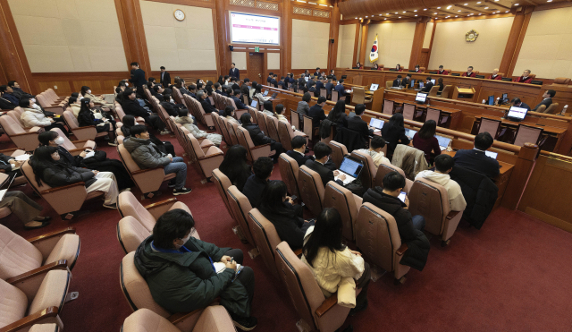 윤석열 대통령 탄핵심판 사건의 첫 변론기일인 14일 오후 서울 종로구 헌법재판소 대심판정에서 변론이 진행되고 있다. 연합뉴스