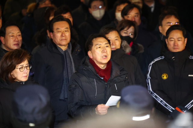 고위공직자범죄수사처(공수처)와 경찰이 윤석열 대통령에 대한 2차 체포영장 집행에 나선 15일 서울 용산구 한남동 대통령 관저 입구에서 국민의힘 김기현 의원이 입장발표를 하고 있다. 연합뉴스