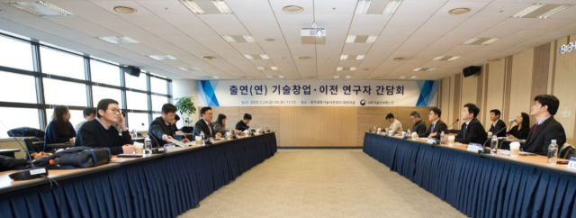 유상임 과학기술정보통신부 장관이 24일 서울 종로구 광화문교보빌딩 국가과학기술자문회의 대회의실에서 열린 '출연연 기술창업 이전 연구자 간담회'에서 연구자들과 기념촬영을 하고 있다. 과기정통부 제공