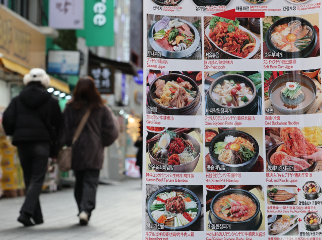 부산 지역 주요 외식 메뉴 가운데 지난 10년간 김밥과 칼국수 가격이 상대적으로 크게 오른 것으로 나타났다. 지난달 15일 서울 중구 명동 음식점 앞 메뉴판. 연합뉴스