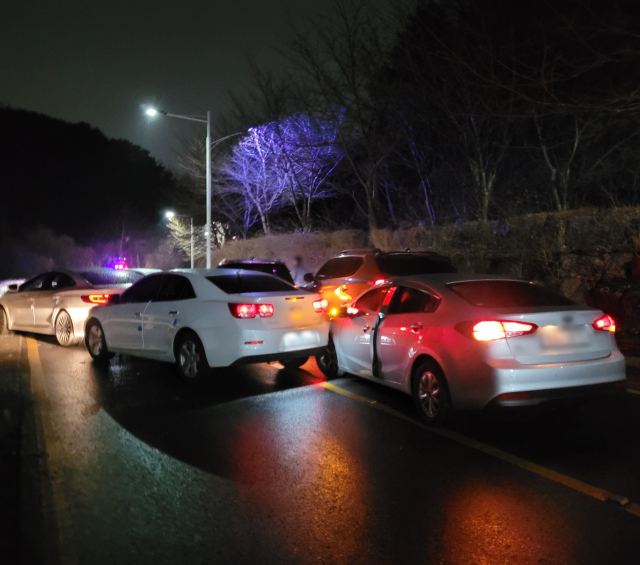 12일 오전 5시 10분 울산 남구 무거터널(장검→무거동 방면)서 도로 결빙으로 인한 8중 추돌사고가 발생, 차량들이 멈춰 서 있다. 울산경찰청 제공