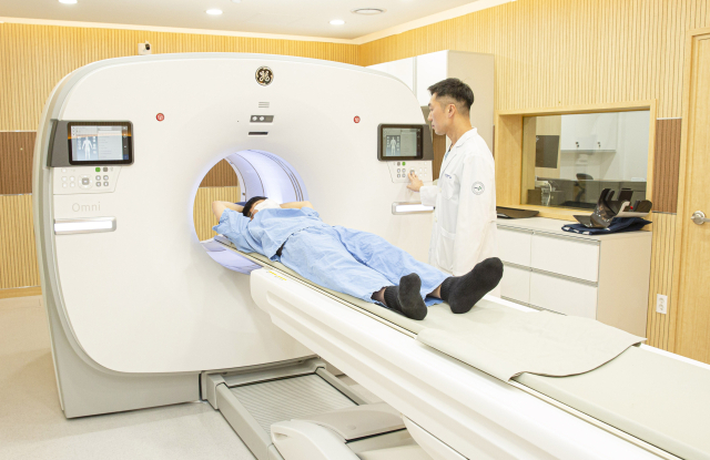 부산대병원 핵의학과에서 영남 최초로 도입한 GE사의 옴니 레전드 32 PET-CT 장비를 가동하고 있다. 부산대병원 제공