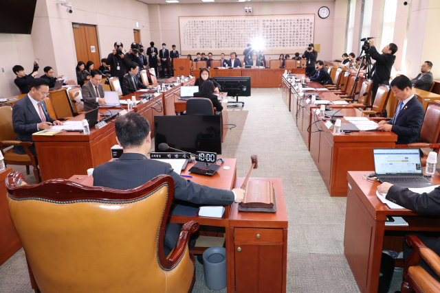 19일 서울 여의도 국회 법제사법위원위원회에서 김건희 여사 관련 의혹 수사 상설특검법안과 마약 수사 외압 의혹 수사 상설특검법안 등을 심사하기 위한 법안심사소위원회의가 열리고 있다. 연합뉴스