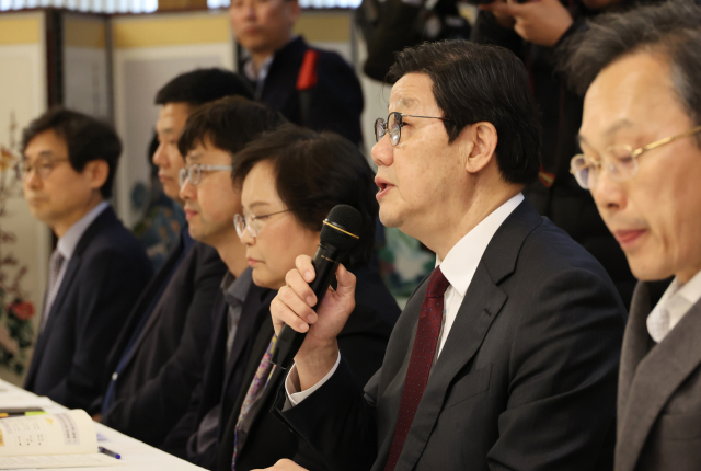 노연홍 의료개혁특별위원회 위원장이 19일 서울 종로구 정부서울청사 광화문홀에서 열린 제8차 의료개혁특별위원회에서 발언하고 있다. 연합뉴스