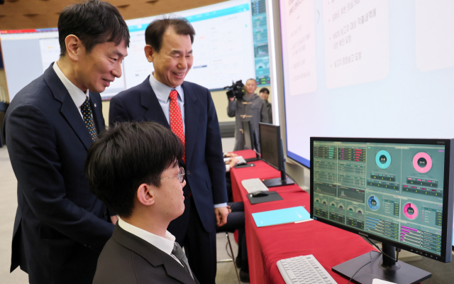 이복현 금융감독원장(왼쪽)과 정은보 한국거래소 이사장이 19일 서울 여의도 한국거래소에서 열린 '공매도 전산시스템 구축 시연회'에서 공매도 중앙점검시스템(NSDS) 불법 공매도 적출 시연을 보고 있다. 연합뉴스