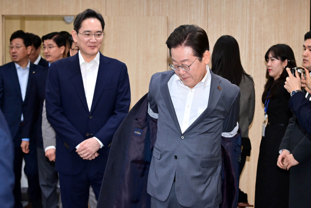 더불어민주당 이재명 대표(오른쪽)가 20일 서울 강남구 멀티캠퍼스 역삼 SSAFY 서울캠퍼스에서 이재용 삼성전자 회장을 만나 환담하기 위해 이동하고 있다. 연합뉴스