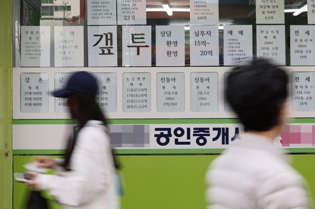 지은 지 30년이 넘는 공동주택의 비중이 높아지면서 전국적으로 주택 노후화가 심화되고 있다. 사진은 서울 용산구의 한 부동산 중개거래소 모습. 연합뉴스