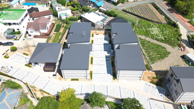 LH와 경남도, 경남교육청, 고성군이 삼산초등학교 전·입학생 가족에게 제공하려 건립한 공공임대주택 삼산아이토피아. 고성군 제공