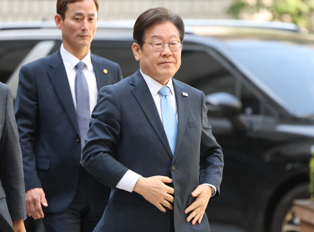 더불어민주당 이재명 전 대표가 15일 서울 서초구 서울중앙지방법원에서 열린 '대장동 배임·성남FC 뇌물' 1심 공판에 출석하고 있다. 연합뉴스