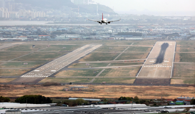 지난 14일 오후 김해 돗대산에서 바라본 부산 김해국제공항에 항공기가 착륙하고 있다. 정종회 기자 jjh@