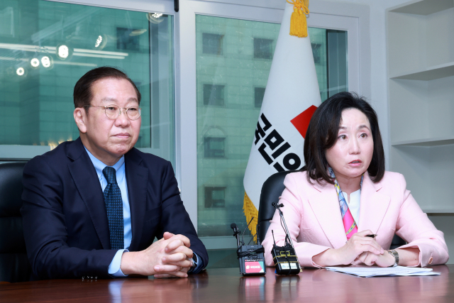 국민의힘 대선 경선 선거관리위원회 산하 클린경선소위 위원장인 전주혜 선관위원(오른쪽)이 15일 서울 여의도 국민의힘 중앙당사에서 열린 공정경선 대책회의에 참석해 발언하고 있다. 왼쪽은 국민의힘 권영세 비상대책위원장. 연합뉴스