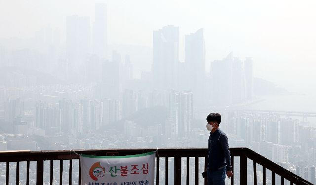 부산지역에 미세먼지와 초미세먼지 ‘나쁨’ 단계를 보인 지난달 25일 오전 부산 황령산 전망대에서 바라본 해운대 일대 도심이 희뿌옇게 보이고 있다. 정종회 기자 jjh@