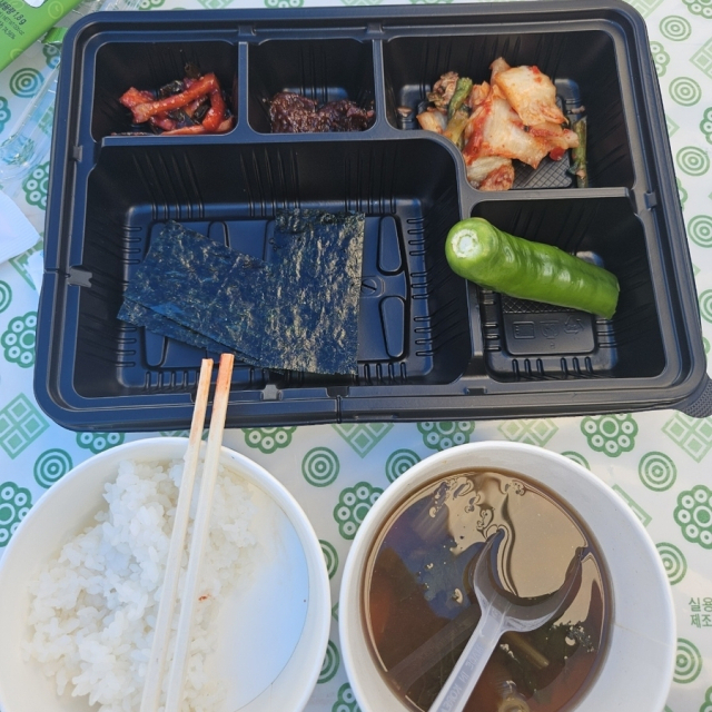 제19회 충북장애인도민체육대회 개막식에 참가한 선수단에 제공된 부실한 도시락. 연합뉴스