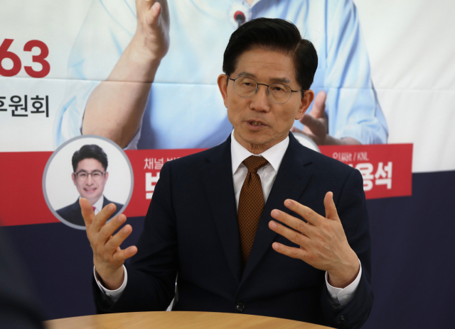 국민의힘 대선 경선 김문수 후보가 27일 서울 여의도 김 후보 캠프 사무실에서 한국지방신문협회(한신협)와 가진 인터뷰에서 취재진의 질문에 답변하고 있다. 한신협 공동취재단