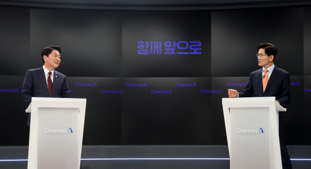 지난 25일 서울 종로구 채널A스튜디오에서 국민의힘 대선 2차 경선 진출자인 홍준표·한동훈 후보가 기념촬영 후 자리로 돌아가고 있다(위). 지난 24일 같은 장소에서 국민의힘 대선 2차 경선 진출자인 안철수·김문수 후보가 토론 전 리허설을 하고 있다. 연합뉴스