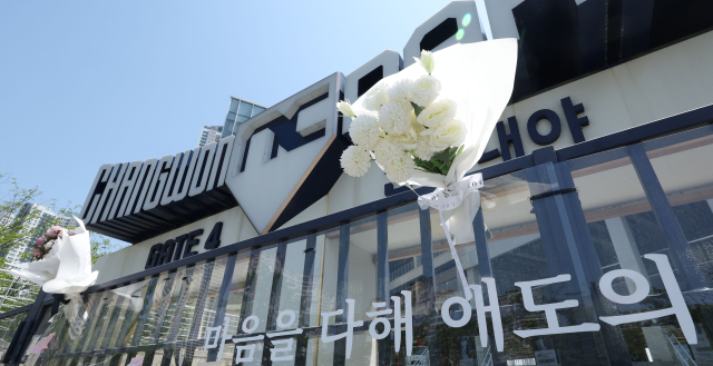 29일 오후 경남 창원시 마산회원구 창원NC파크에 고인을 추모하는 조화 등이 놓여 있다. 지난달 29일 창원NC파크 3루 매점 인근에서 구조물이 추락하는 사고가 발생해 한 명이 숨졌다. 연합뉴스