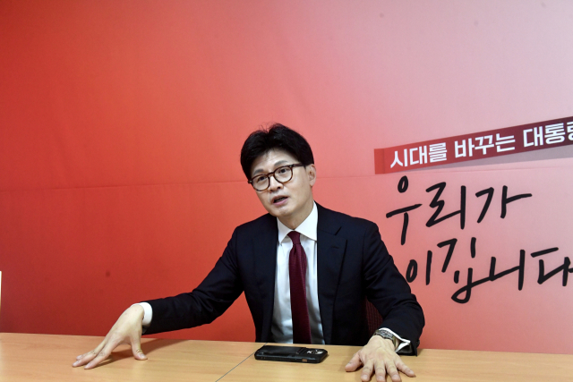 국민의힘 6·3 대선 3차 경선에 진출한 한동훈 후보가 29일 서울 여의도 캠프에서 인터뷰를 하고 있다. 한국지방신문협회 공동취재단
