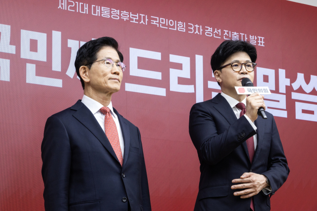 29일 서울 여의도 국민의힘 당사에서 열린 제21대 대통령 후보자 국민의힘 3차 경선 진출자 발표 행사에서 최종 경선에 오른 한동훈 후보(오른쪽)가 소감을 밝히고 있다. 연합뉴스
