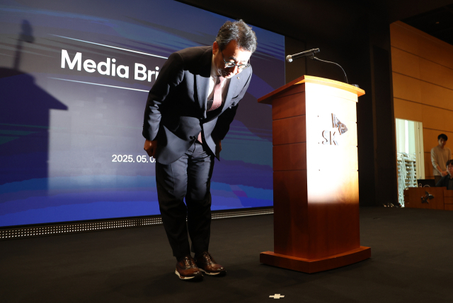 유영상 SK텔레콤 대표이사가 2일 서울 중구 SKT타워에서 열린 유심 정보 유출 관련 일일 브리핑에서 고개 숙여 인사하고 있다. 연합뉴스