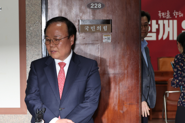 국민의힘 김문수 대선 후보측의 김재원 비서실장(왼쪽)이 9일 서울 여의도 국회에서 재개된 국민의힘 김문수 대선 후보와 무소속 한덕수 대선 예비 후보 간의 단일화 협상이 결렬된 후 나와 취재진 질문에 답하고 있다. 오른쪽은 협상에 참석한 무소속 한덕수 대선 예비 후보측의 손영택 전 국무총리 비서실장. 연합뉴스