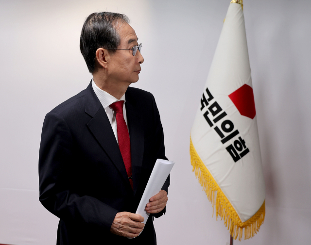 한덕수 대선 예비후보가 10일 서울 여의도 국민의힘 중앙당사에서 긴급 기자회견을 마친 뒤 이동하고 있다. 연합뉴스