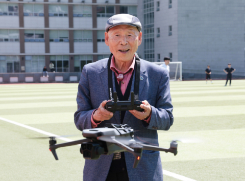 2018년 드론항공지도사 1급 자격증을 딴 이성용 씨가 경성대 축구장에서 드론을 조정하고 있다. 정대현 기자 jhyun@