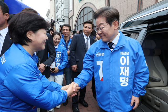 더불어민주당 이재명 대선 후보가 13일 '보수의 심장'이라고 불리는 대구광역시의 동성로 거리에서 집중 유세를 마친 후 서영교 의원과 악수하고 있다. 연합뉴스