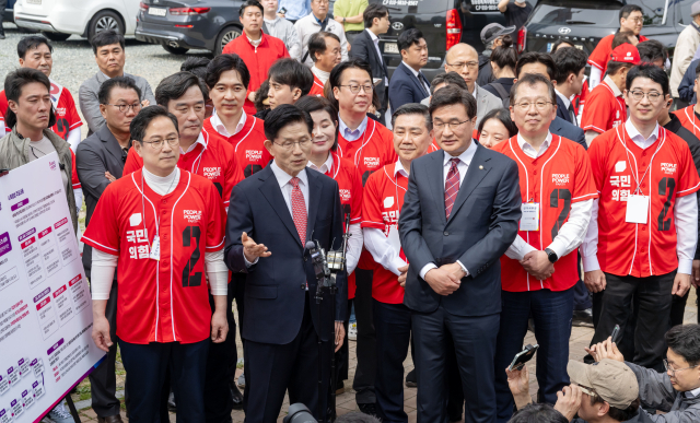 국민의힘 김문수 대선후보가 13일 남구 부산국제금융센터(BIFC)에서 산업은행 이전 관련 현장방문에 나서 부지를 살펴보고 있다. 김종진 기자 kjj1761@