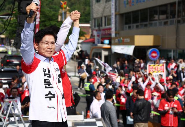 국민의힘 김문수 대선 후보가 14일 경남 밀양시 밀양관아앞에서 유세하고 있다. 연합뉴스