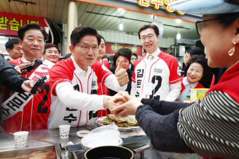 ‘민생·산업’ 김문수, 진주중앙시장·원전 기업 방문해 “적극 지원”