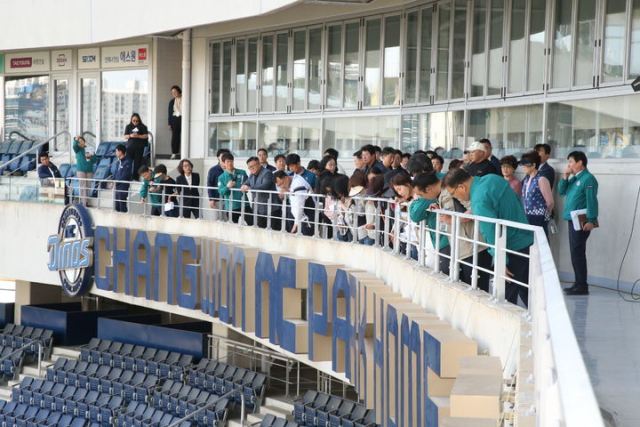 경남 창원시가 NC파크 재개장을 위한 시설 보수와 안전 점검 완료 했다. 지난 달 19일 시민과 야구팬 등이 창원NC파크 내부 시설물을 살펴보고 있다. 창원시 제공