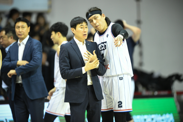 부산 KCC 사령탑으로 선임된 이상민 감독이 지난 시즌 수석코치 당시 최준용과 이야기를 나누고 있다. KBL 제공