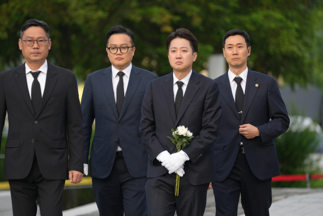 개혁신당 이준석 대선 후보가 23일 경남 김해시 진영읍 봉하마을을 방문해 노무현 전 대통령 묘역을 참배하고 있다. 연합뉴스