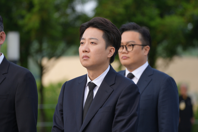 개혁신당 이준석 대선 후보가 23일 경남 김해시 진영읍 봉하마을을 방문해 노무현 전 대통령 묘역을 참배하고 있다. 연합뉴스