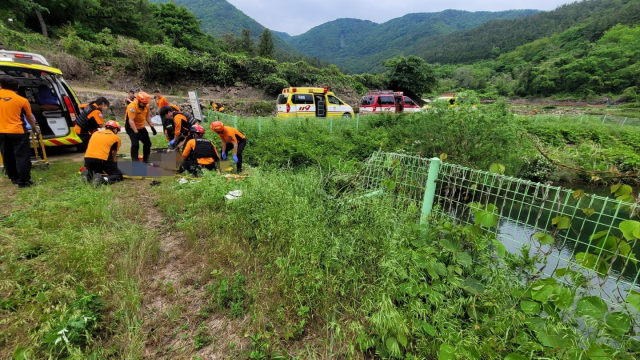 경남소방본부 소방관들이 23일 낮 12시 16분 남해군 서면 서상리 한 소류지에 빠진 승용차에서 60대 여성 2명이 구조해 심폐소생술을 하고 있다. 경남소방본부 제공